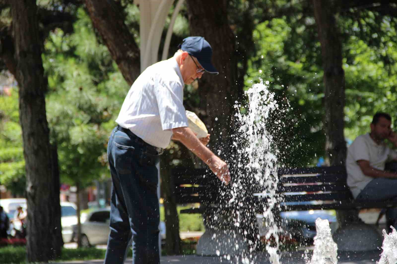 Sıcaktan bunalan vatandaşlar soluğu parklarda aldı