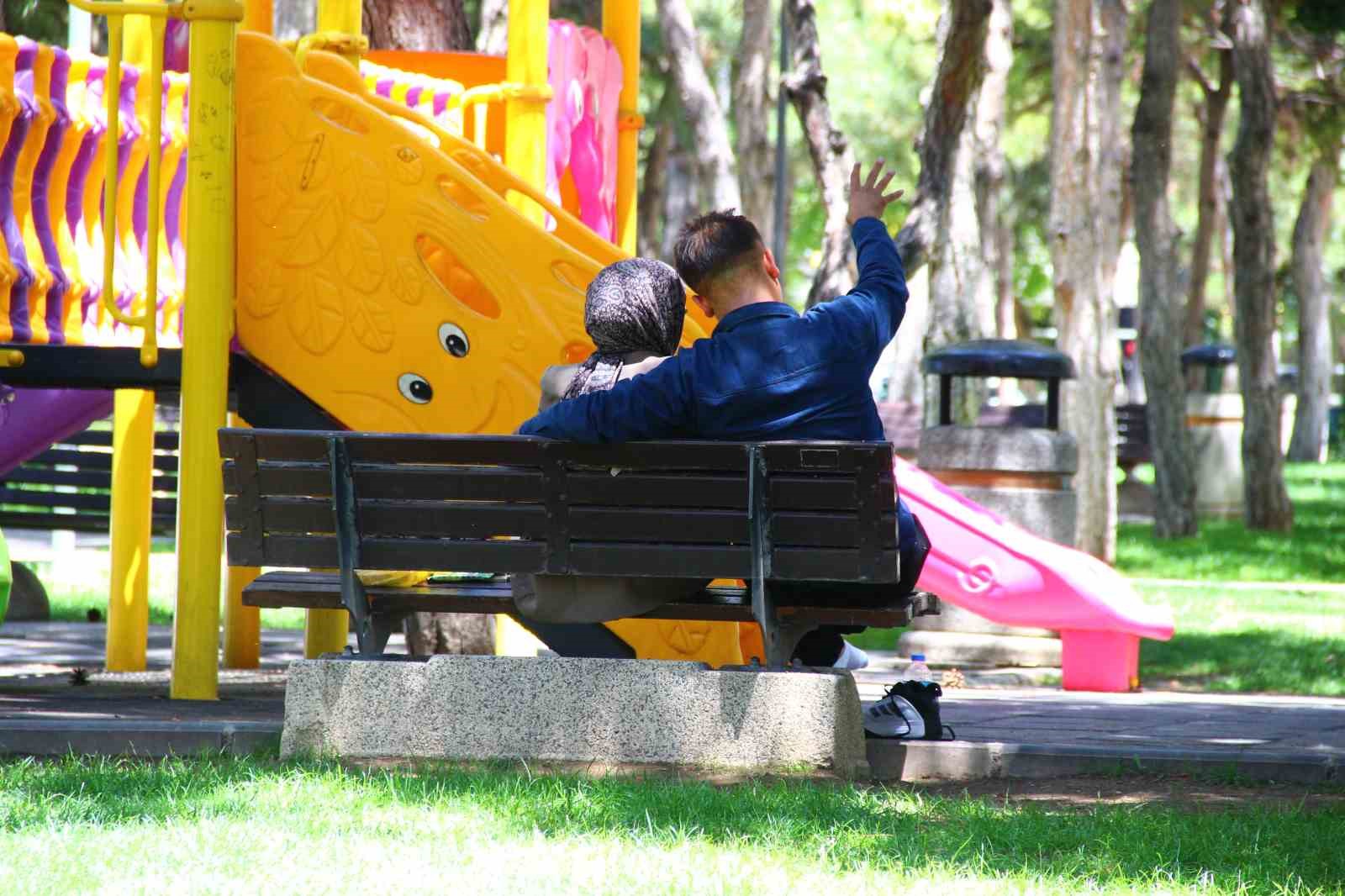 Sıcaktan bunalan vatandaşlar soluğu parklarda aldı
