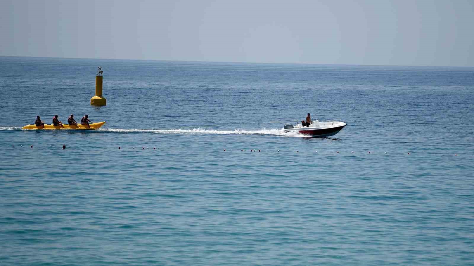 Kuşadası’nda sıcak havadan bunalanlar plajlara akın etti