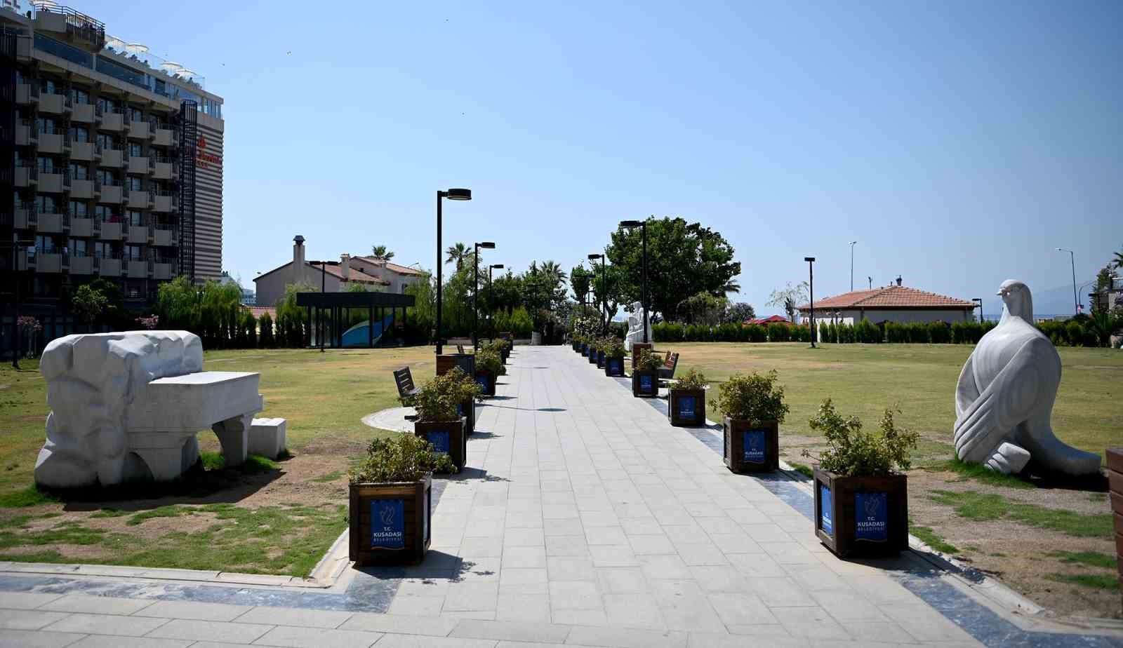 Kuşadası&rsquo;nda sıcak havadan bunalanlar plajlara akın etti
