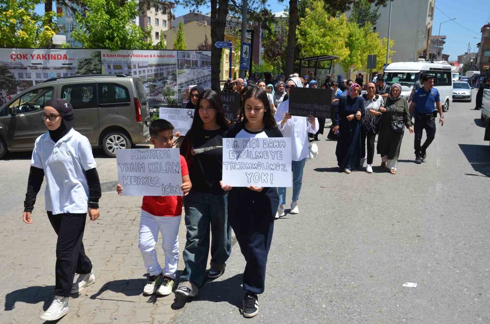 Sivas&rsquo;ta kadınlar, 3 &ccedil;ocuk annesi Gonca &Ouml;zdemir i&ccedil;in y&uuml;r&uuml;d&uuml;
