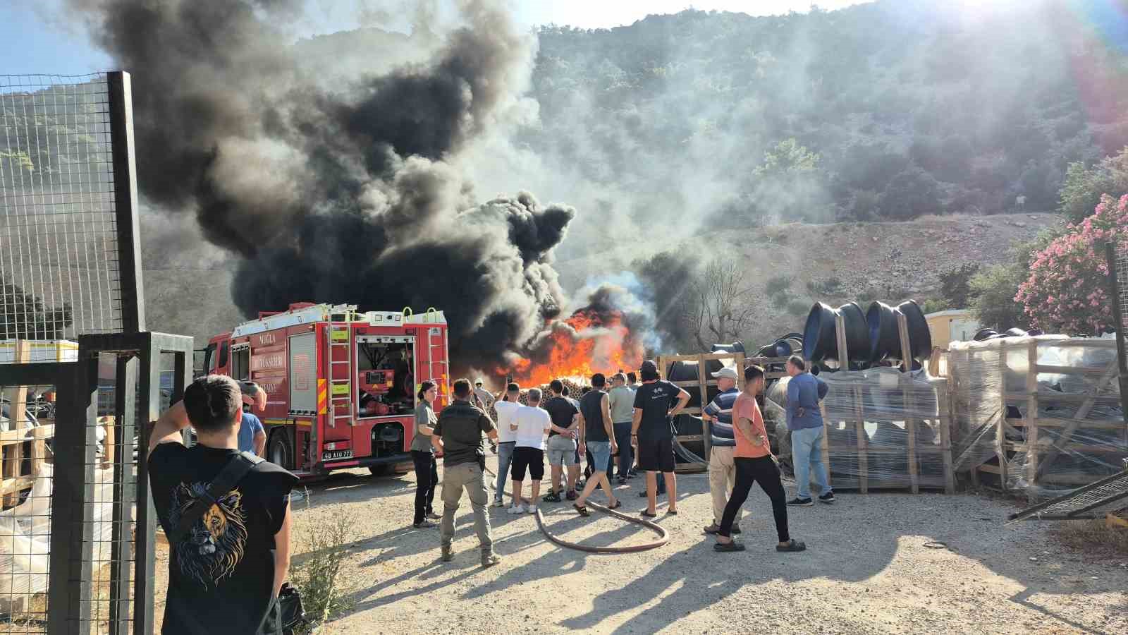 Depolama alanındaki borular alevlere teslim oldu