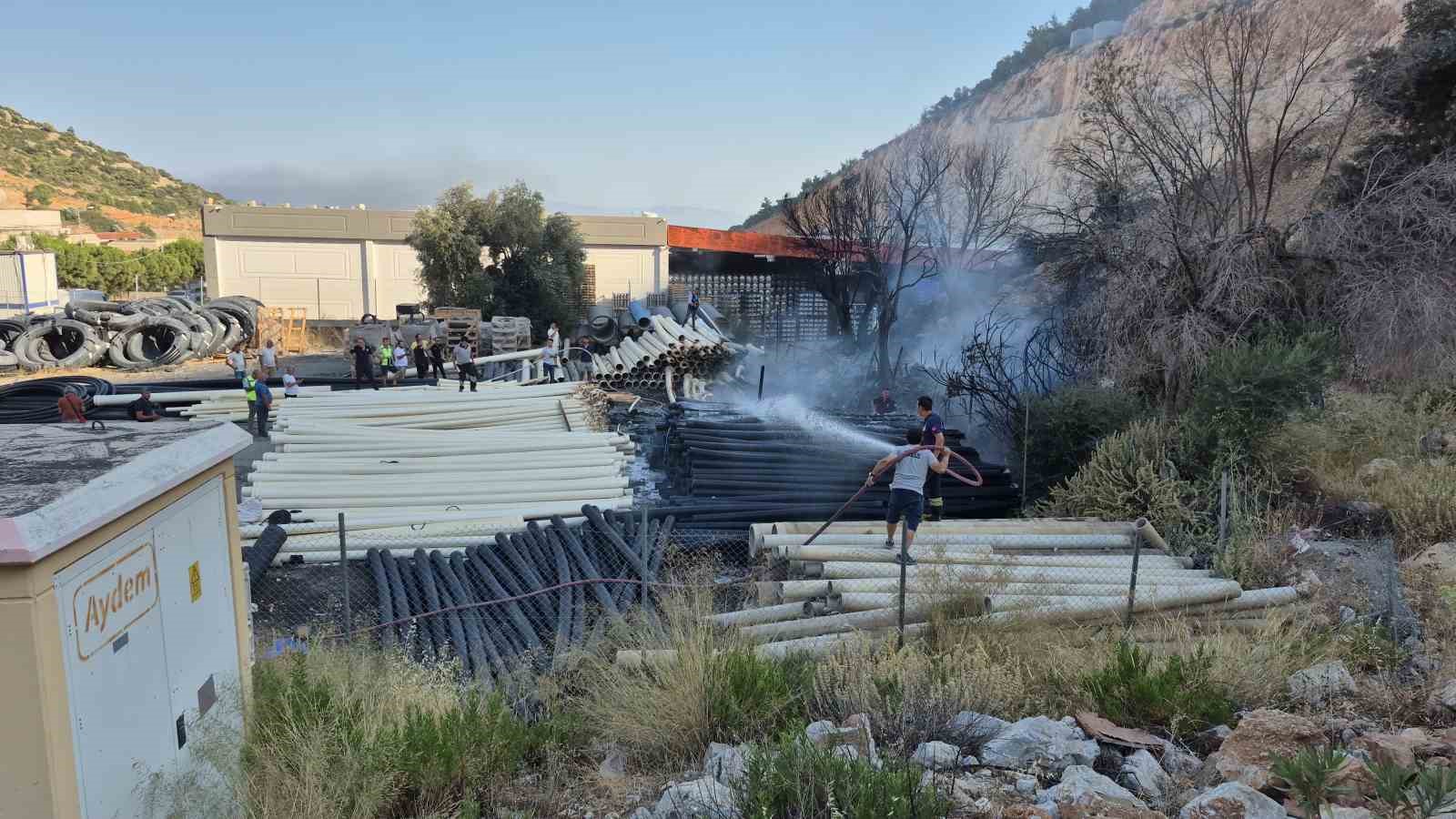Depolama alanındaki borular alevlere teslim oldu

