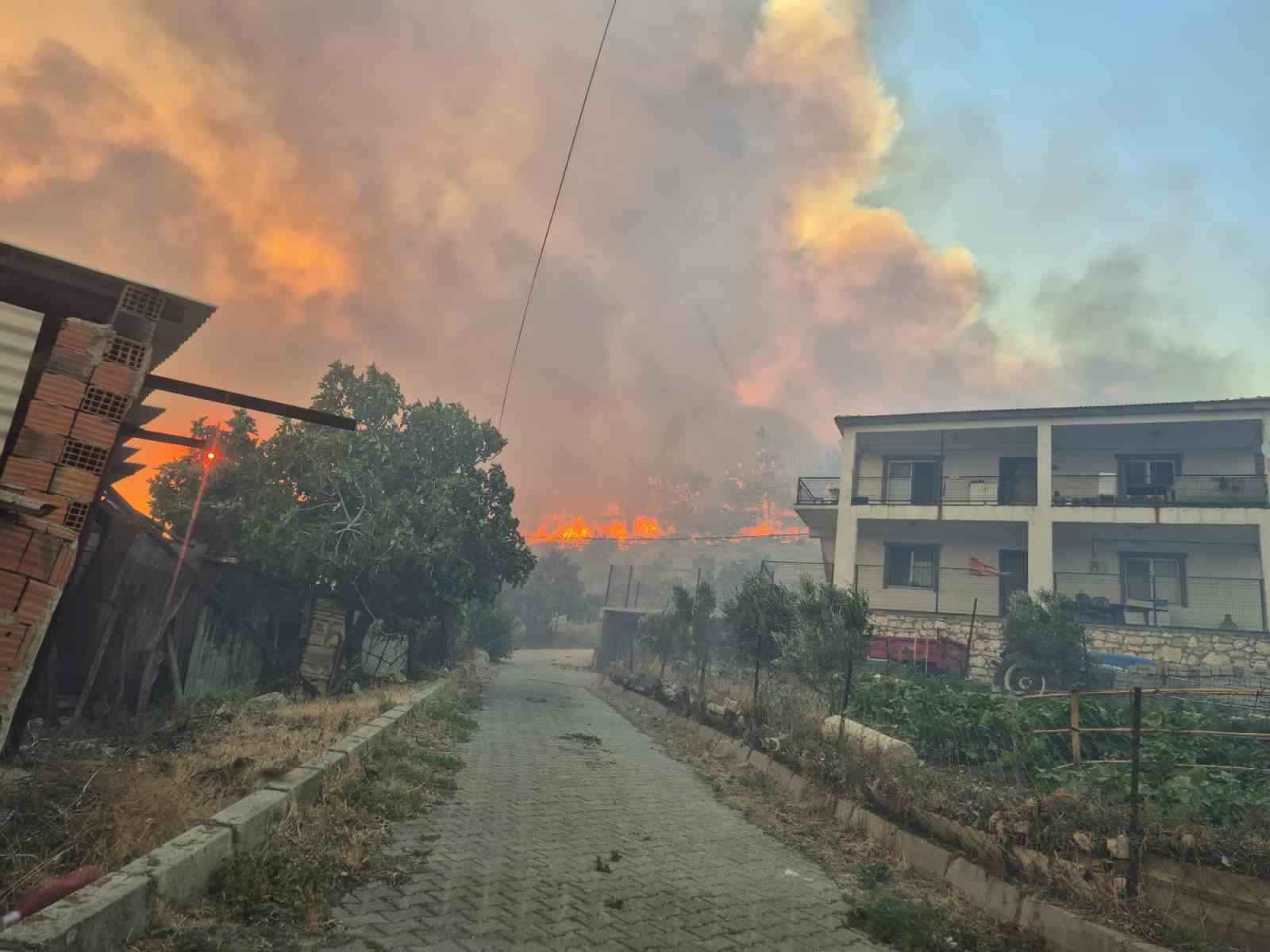 Aliağa’da orman yangını: 6 uçakla müdahale sürüyor