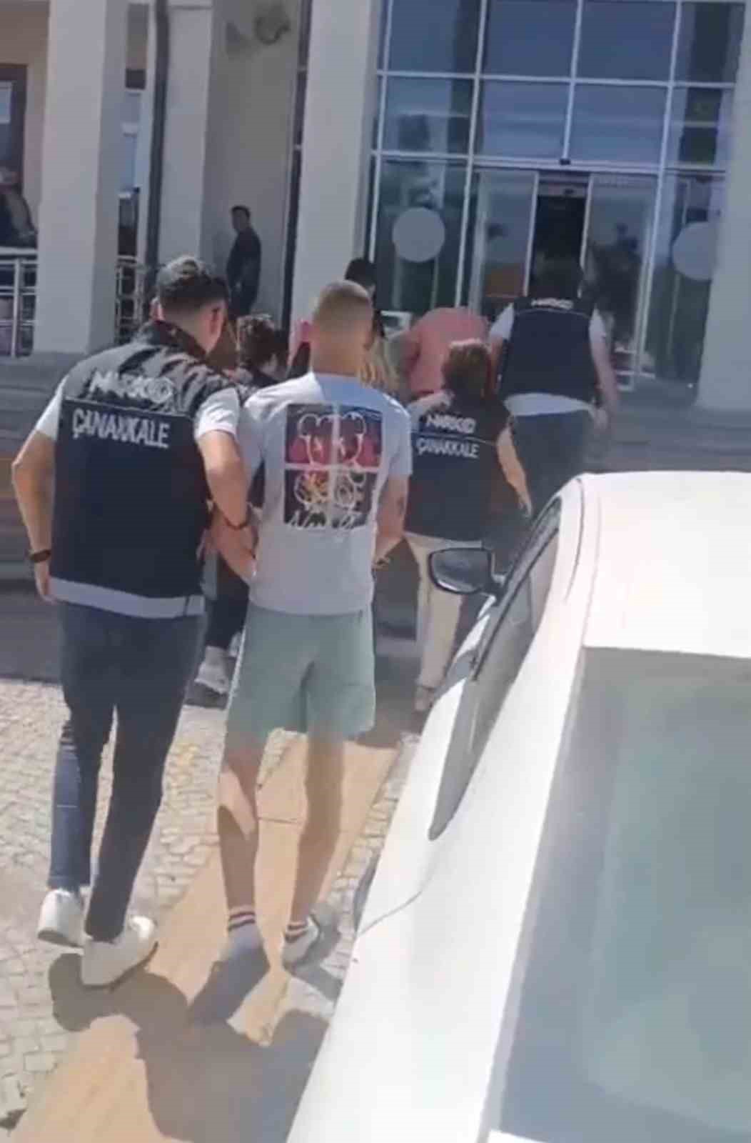 &Ccedil;anakkale&rsquo;de uyuşturucu operasyonu: 5 tutuklama
