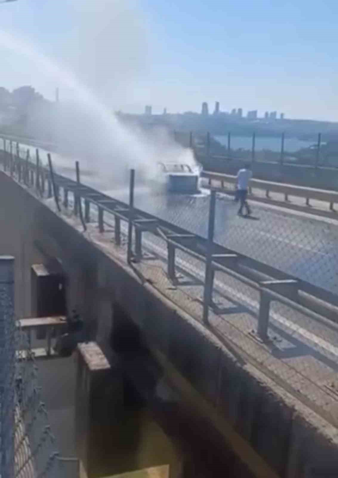 Beykoz&rsquo;da alevlere teslim olan otomobil hurdaya d&ouml;nd&uuml;
