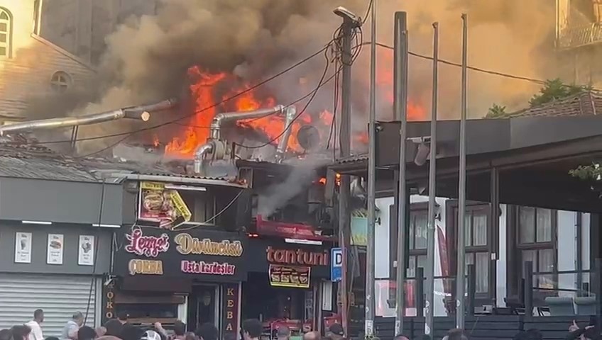 Bursa’da tarihi semtte yangın çıktı, 2 dükkan alevlere teslim oldu