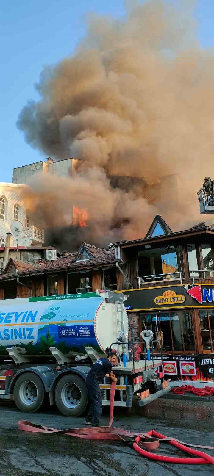 Bursa&rsquo;da tarihi semtte yangın &ccedil;ıktı, 2 d&uuml;kkan alevlere teslim oldu
