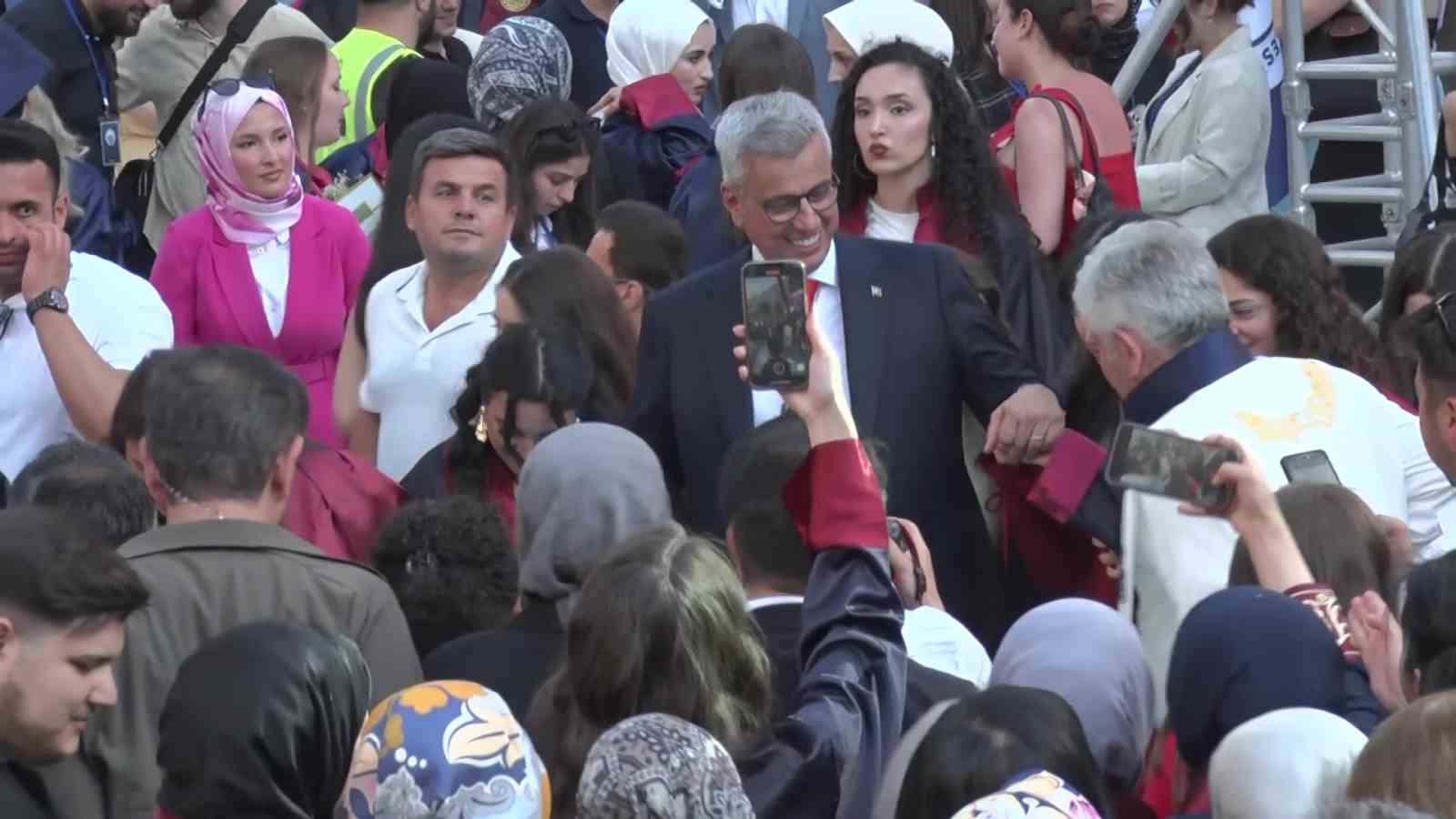 Sağlık Bakanı Memişoğlu, mezun olan öğrencilerle horon oynadı