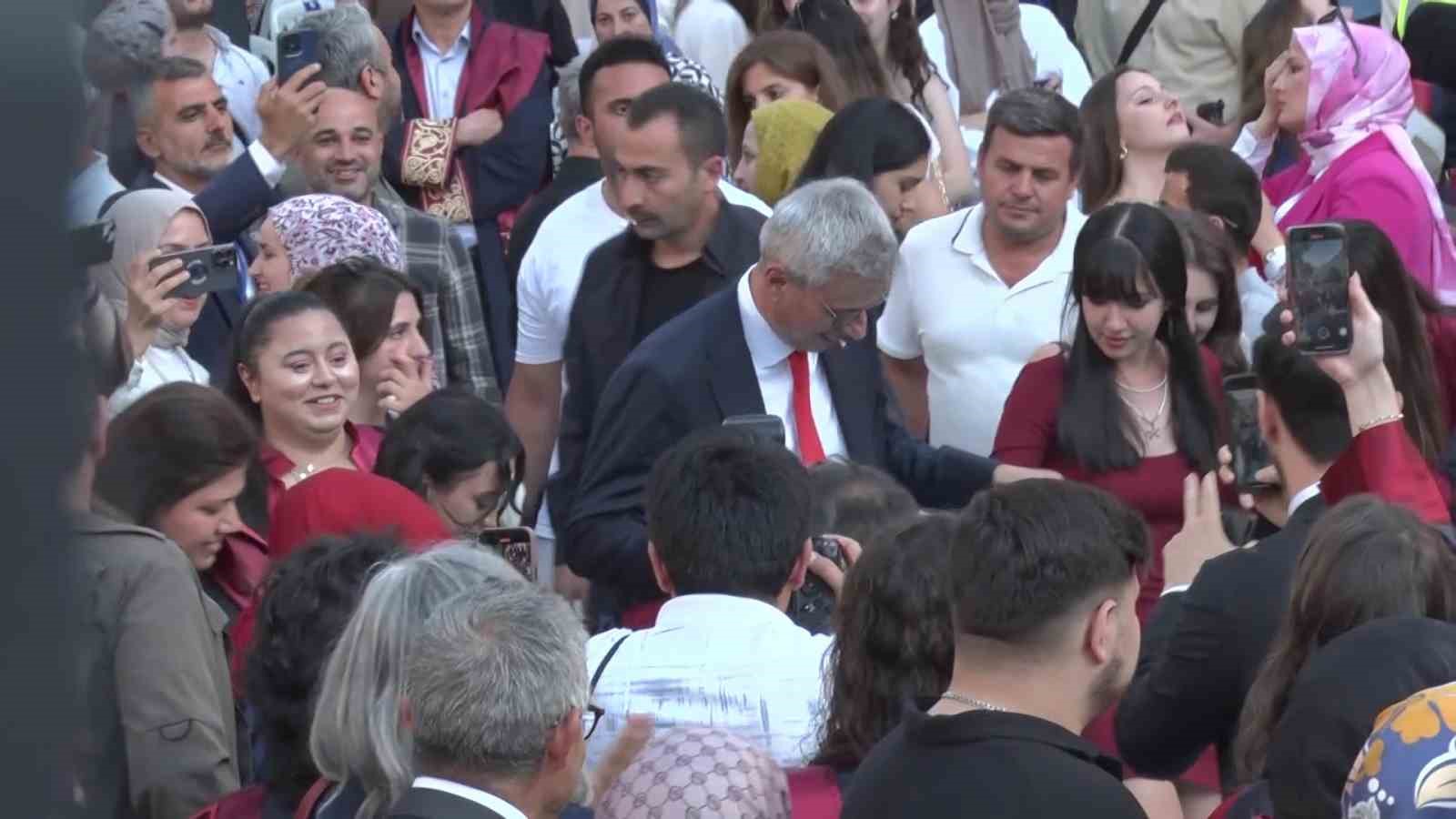 Sağlık Bakanı Memişoğlu, mezun olan &ouml;ğrencilerle horon oynadı
