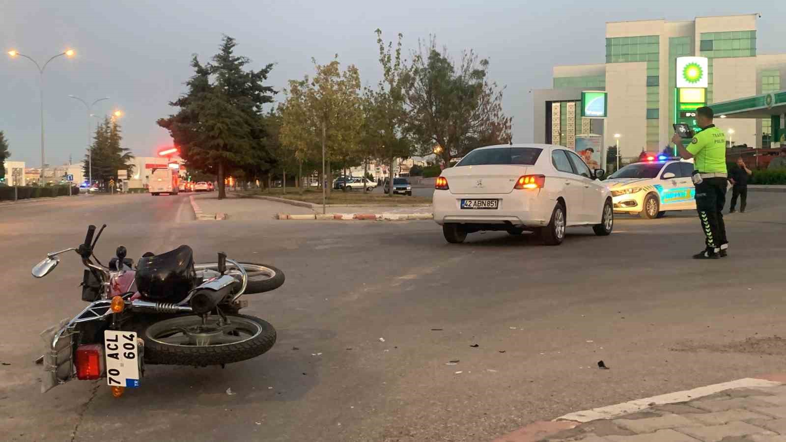 Karaman&rsquo;da otomobille &ccedil;arpışan motosiklet s&uuml;r&uuml;c&uuml;s&uuml; yaralandı
