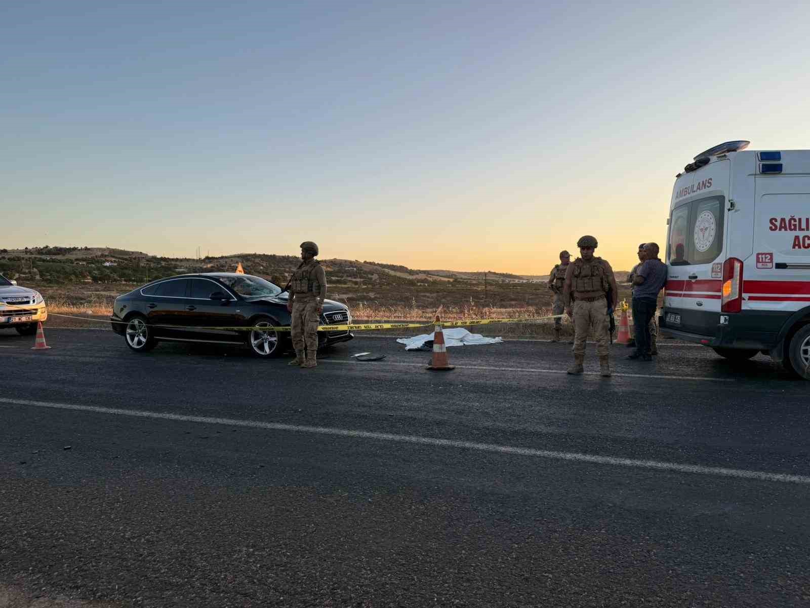 Diyarbakır’da yolun karşısına geçemeye çalışan çifte otomobil çarptı: 1 ölü, 1 yaralı