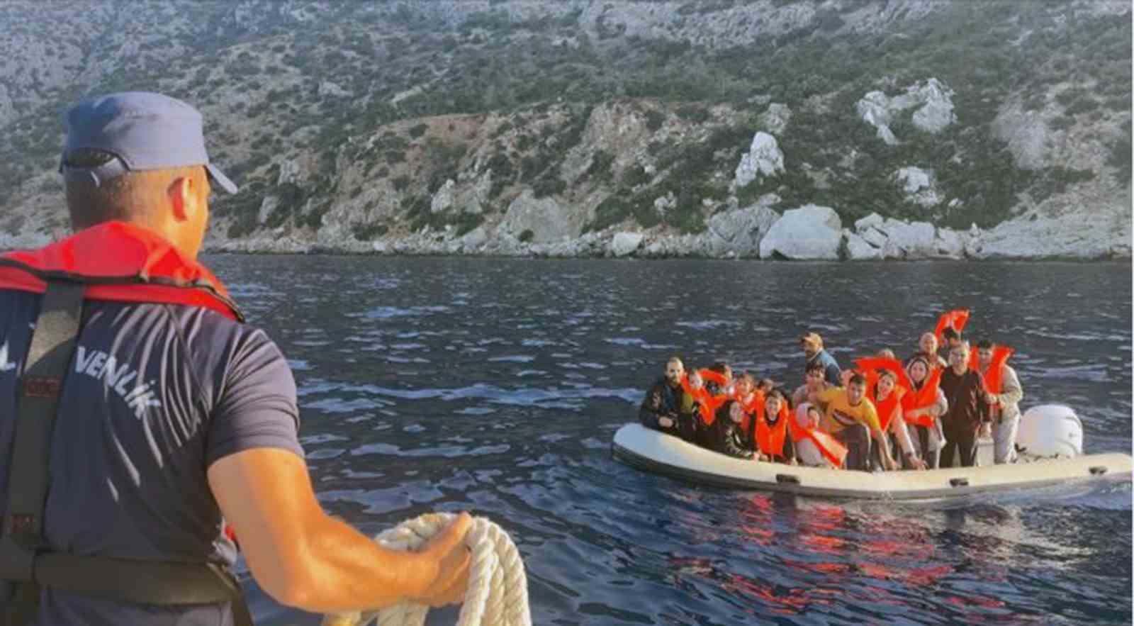 Datça açıklarında 25 düzensiz göçmen kurtarıldı, bir göçmen kaçakçısı yakalandı