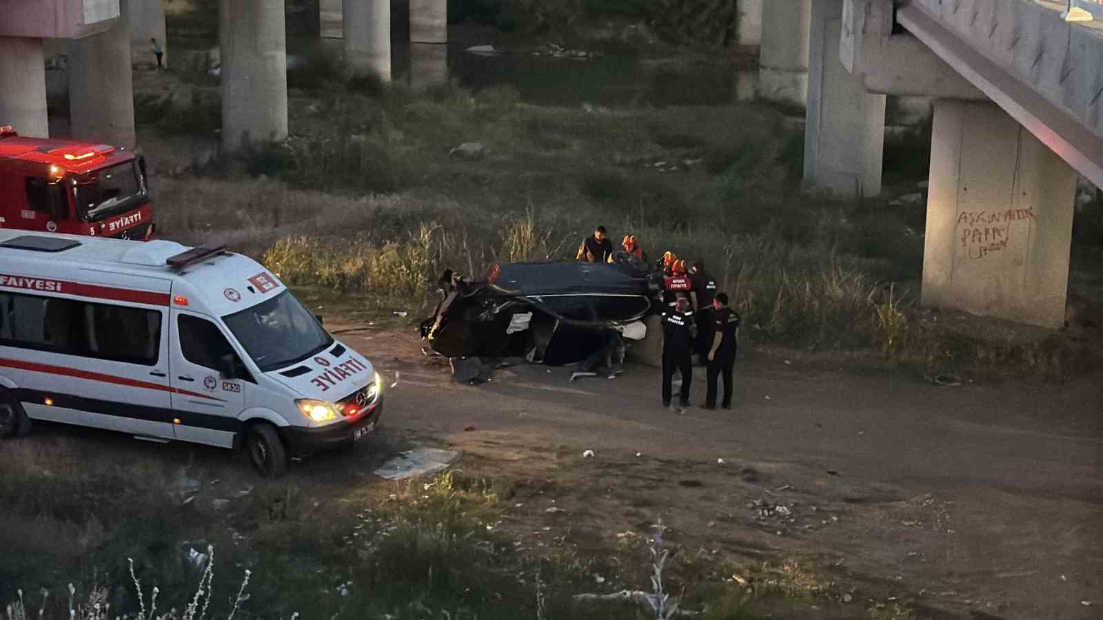 Kontrolden çıkan otomobil Kızılırmak’a uçtu: 2 kişi yaralandı