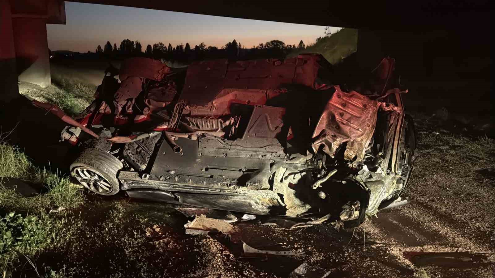 Kontrolden &ccedil;ıkan otomobil Kızılırmak&rsquo;a u&ccedil;tu: 2 kişi yaralandı
