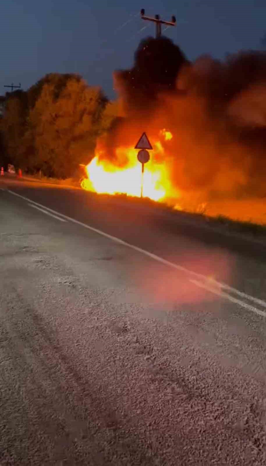 Patnos’ta kaza yapan araç alev aldı: 2 yaralı