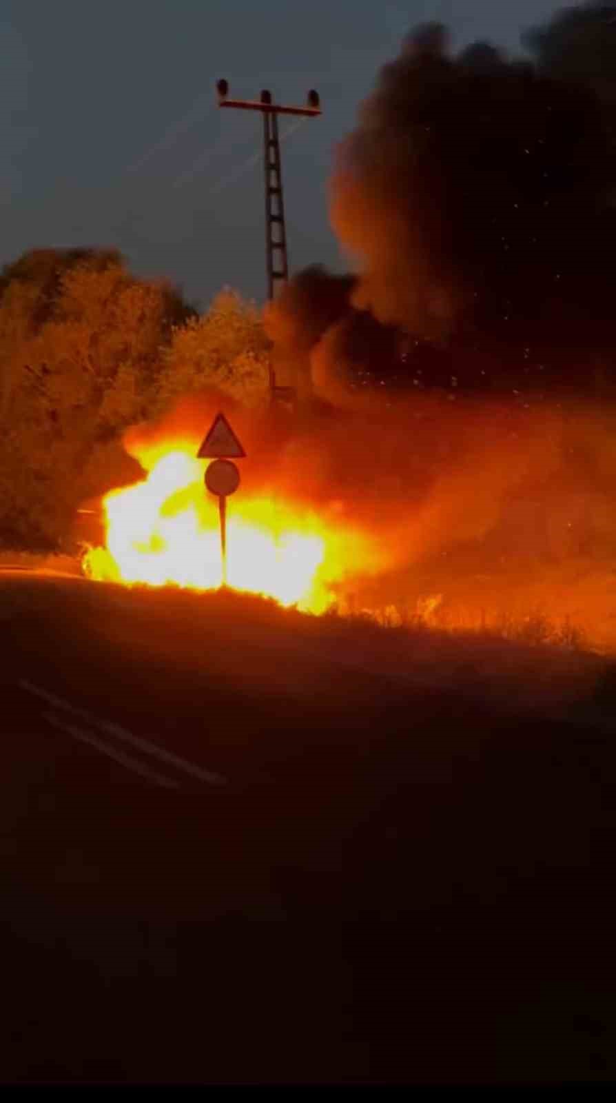 Patnos&rsquo;ta kaza yapan ara&ccedil; alev aldı: 2 yaralı
