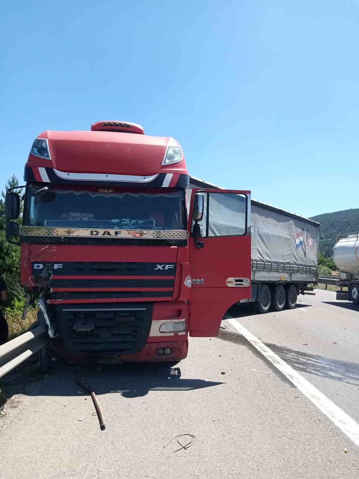 Tır, emniyet şeridindeki yol bakım aracına çarptı: 2 yaralı
