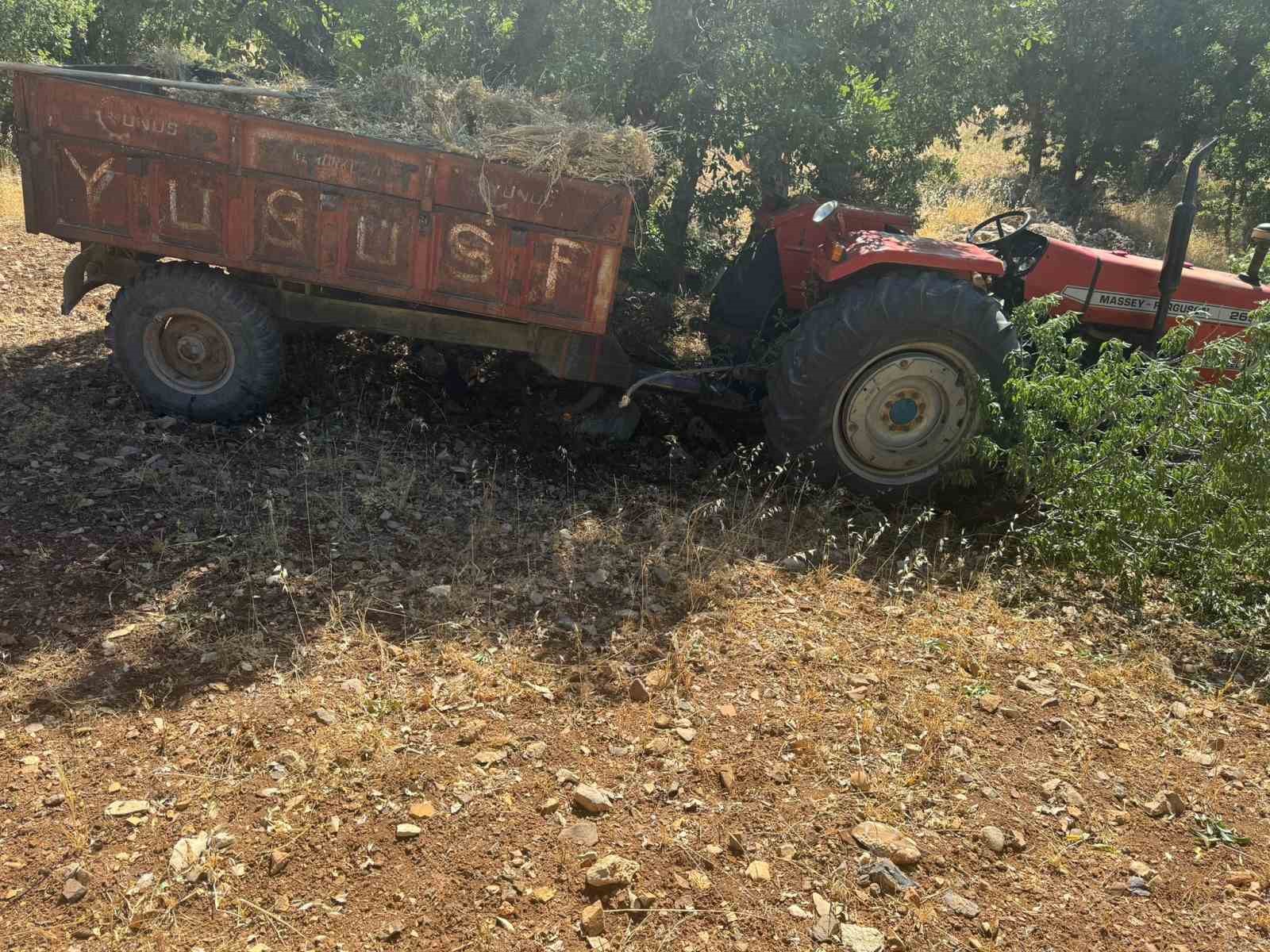Devrilen traktörün altında kalan sürücü hayatını kaybetti