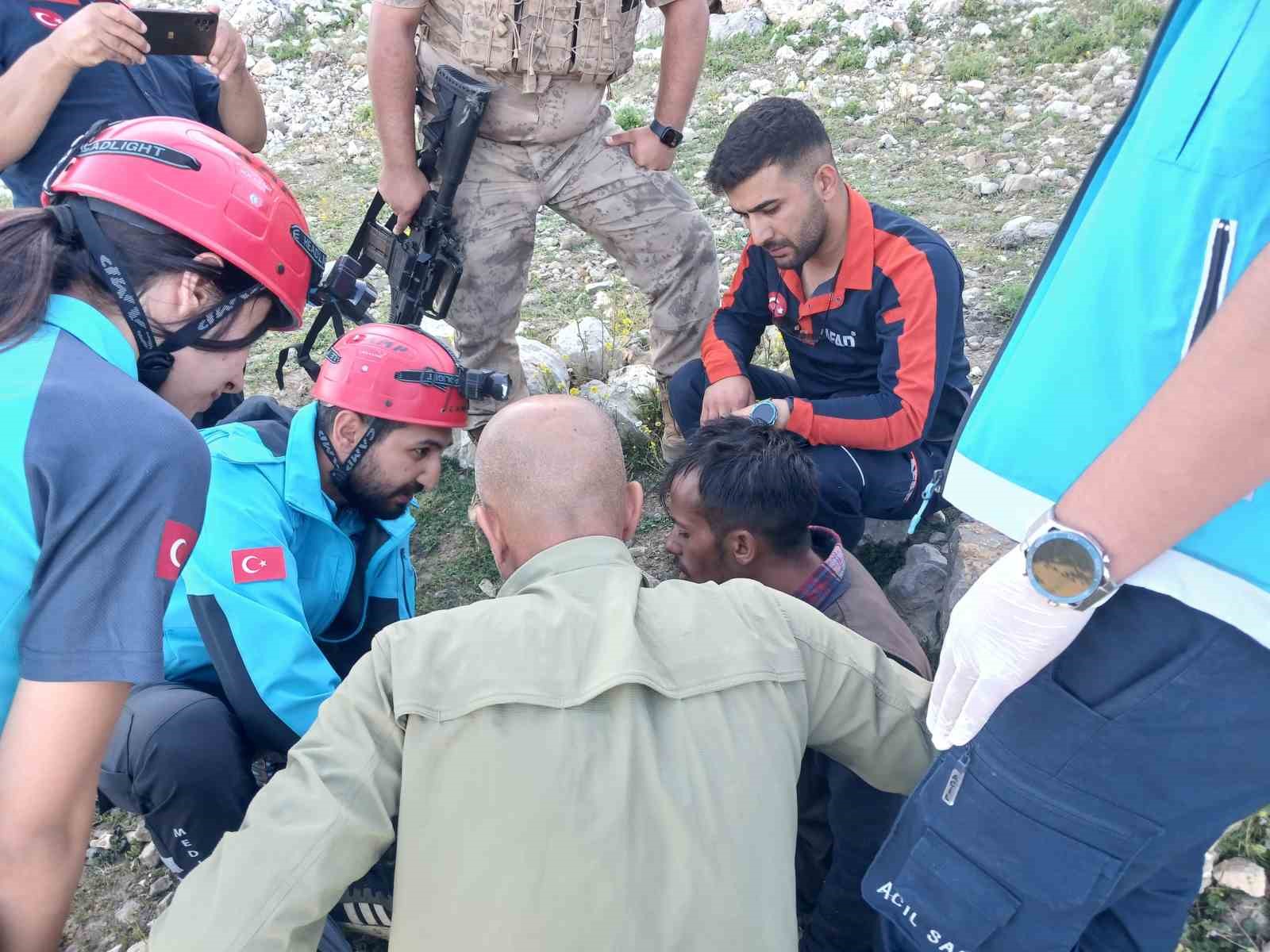 Tunceli&rsquo;de dağlık alanda d&uuml;şerek yaralanan &ccedil;oban, ekipler tarafından kurtarıldı
