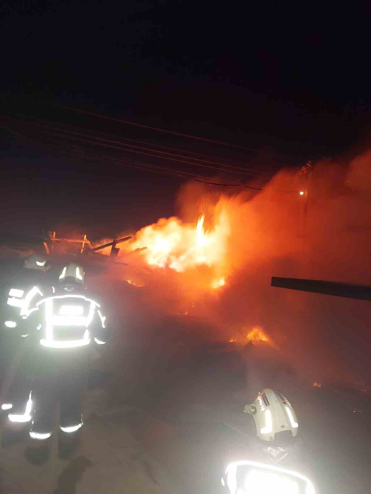 &Ccedil;eştepe&rsquo;de depo yangını
