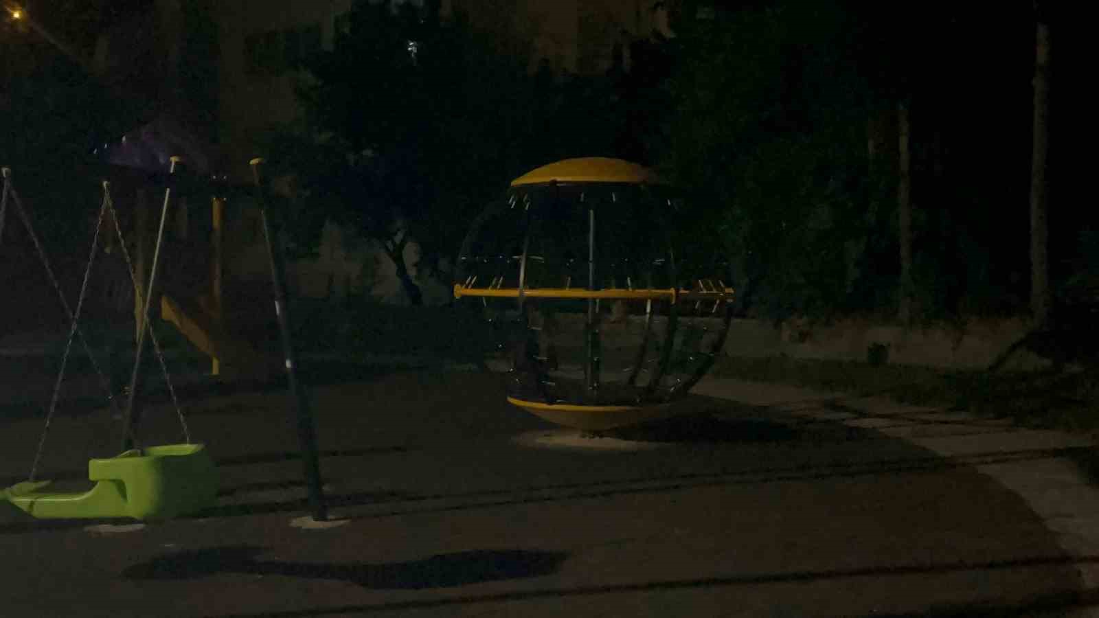 Parkta oynarken kalbi duran çocuk, hastanede tekrar hayata döndürüldü