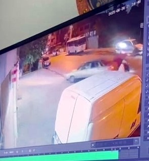 Otomobille çarpışan motosikletin sürücüsü metrelerce savruldu: Kaza anı kamerada