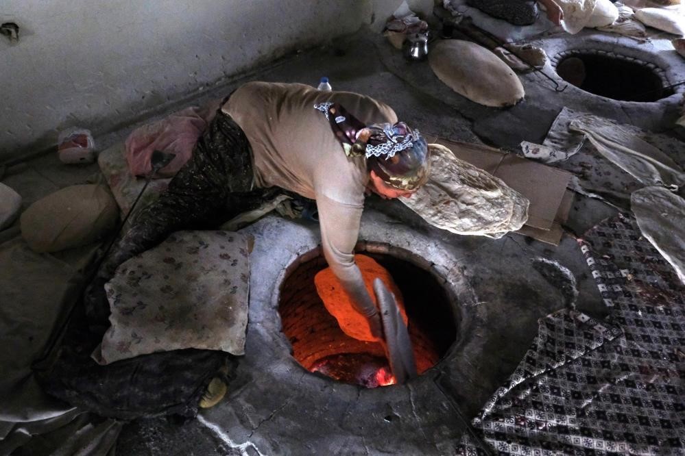 Tandır lavaşı 55 derecelik sıcak bir ortamda pişirilerek sofralardaki yerini korumaya devam ediyor