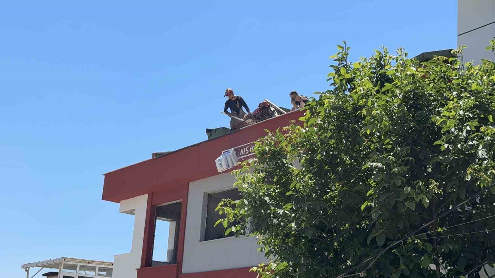 Başakşehir&rsquo;de elektrik akımına kapılan iş&ccedil;i inşaattan d&uuml;şt&uuml;
