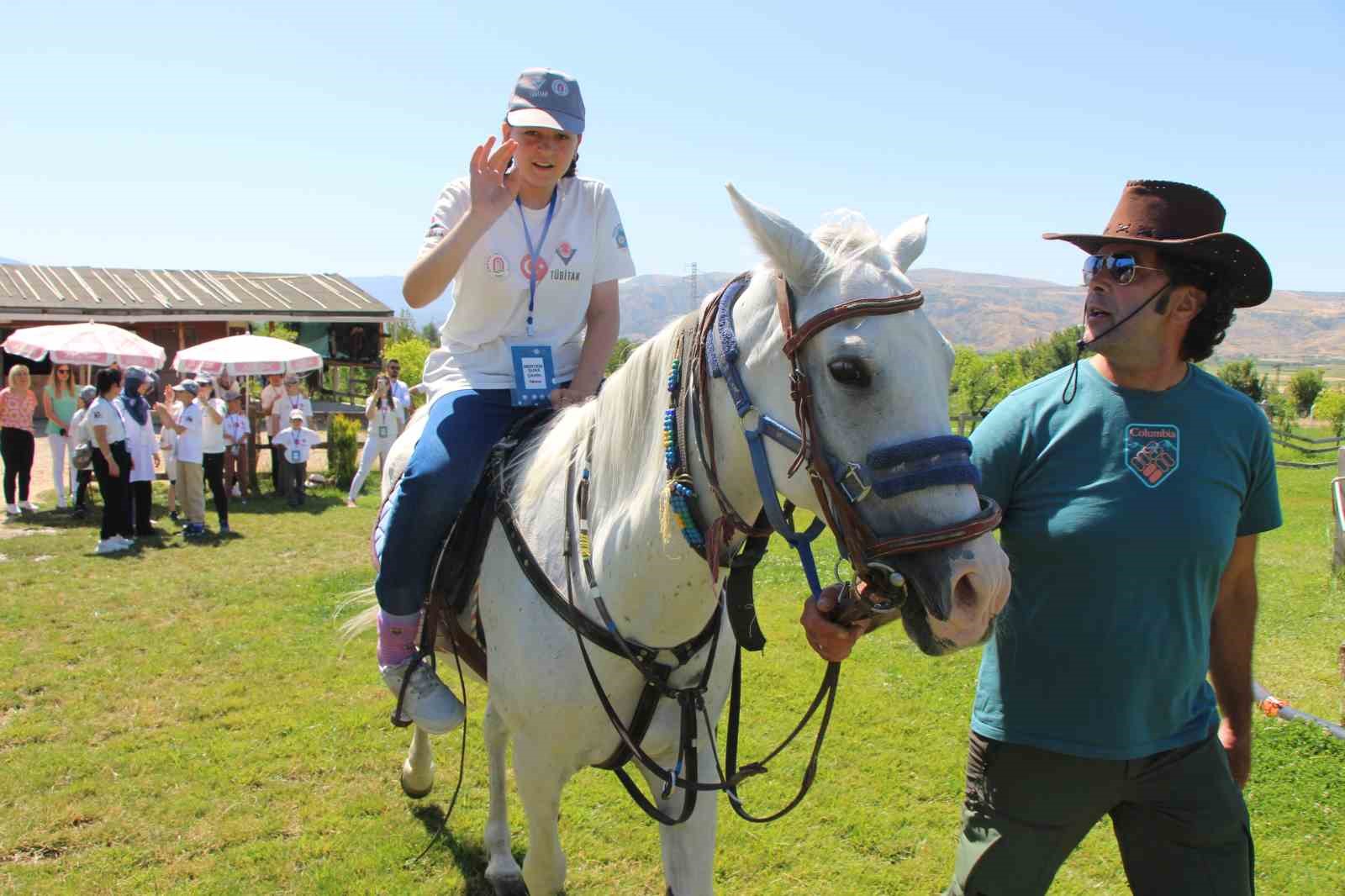 Otizmli çocuklara atlı terapi