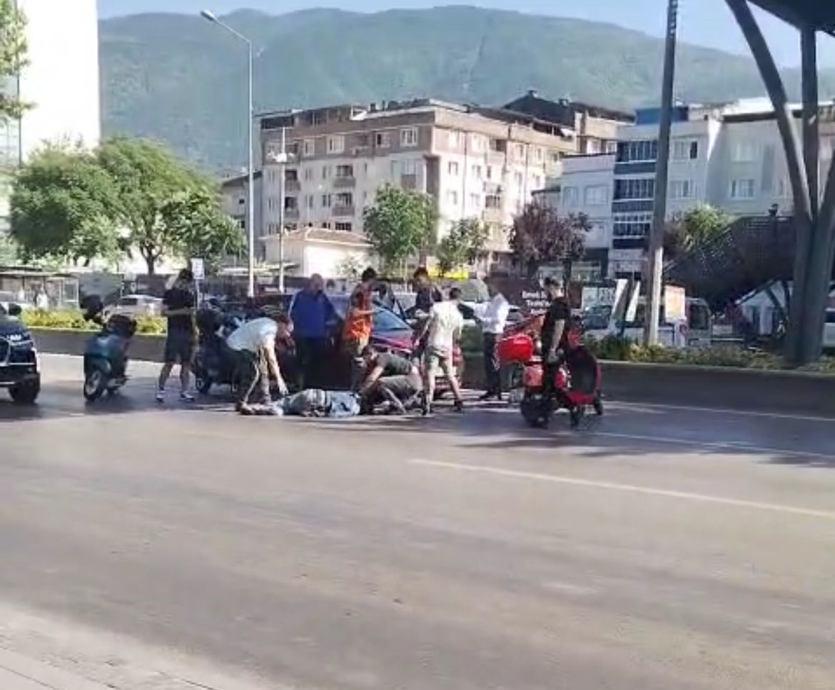 Üst geçit ihlali kazaya mâl oldu... Otomobilin çarptığı kadın ağır yaralandı