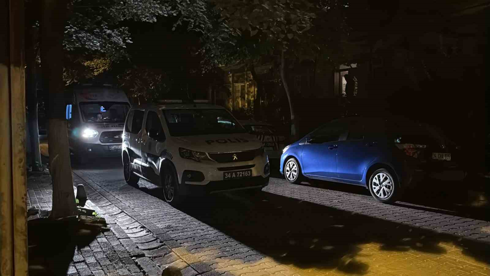 Avcılar&rsquo;da bir adam evinin &ouml;n&uuml;nde alkol i&ccedil;en 2 kişiyi silahla vurdu
