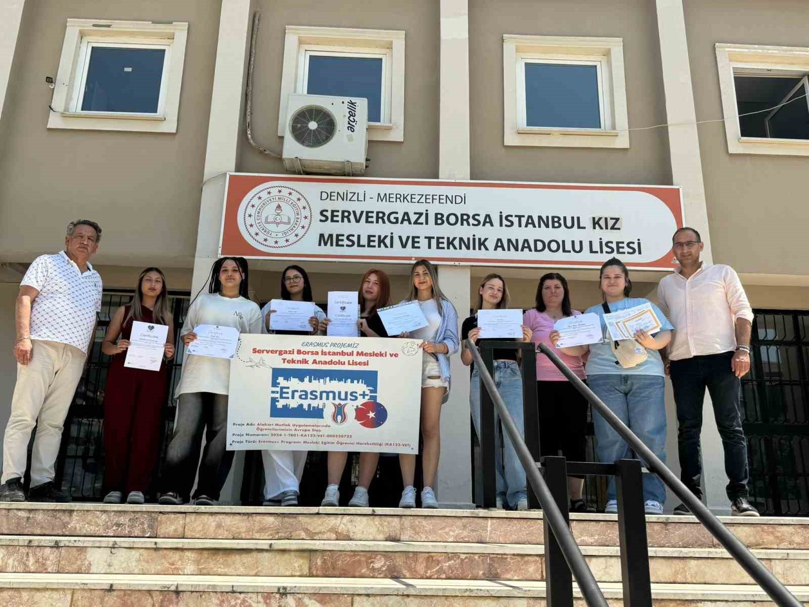 Avrupa mutlağını yerinde öğrenen Denizlili öğrenciler uluslararası stajlarını tamamladı