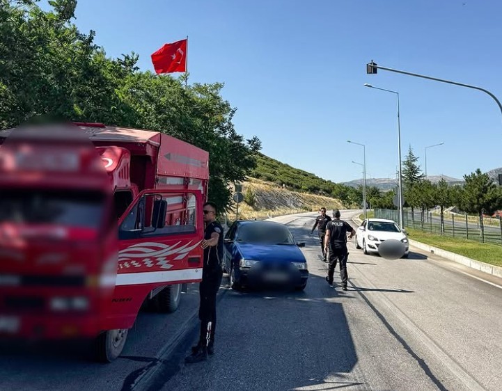Keçiborlu’da asayiş ve trafik uygulamasında sentetik ecza ele geçirildi