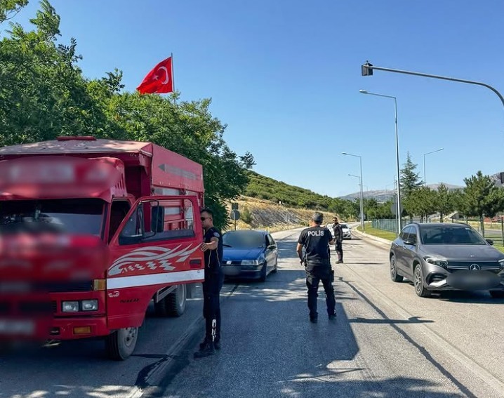 Ke&ccedil;iborlu&rsquo;da asayiş ve trafik uygulamasında sentetik ecza ele ge&ccedil;irildi
