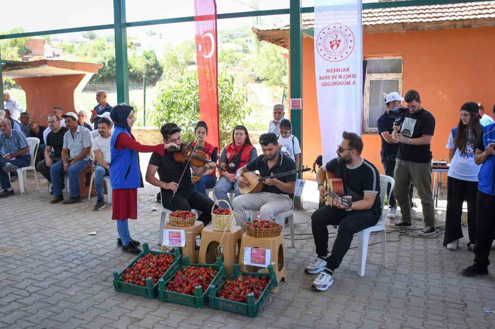 Balıkesirli gen&ccedil;lerden &rsquo;G&ouml;n&uuml;ll&uuml; Hasat&rsquo; etkinliği
