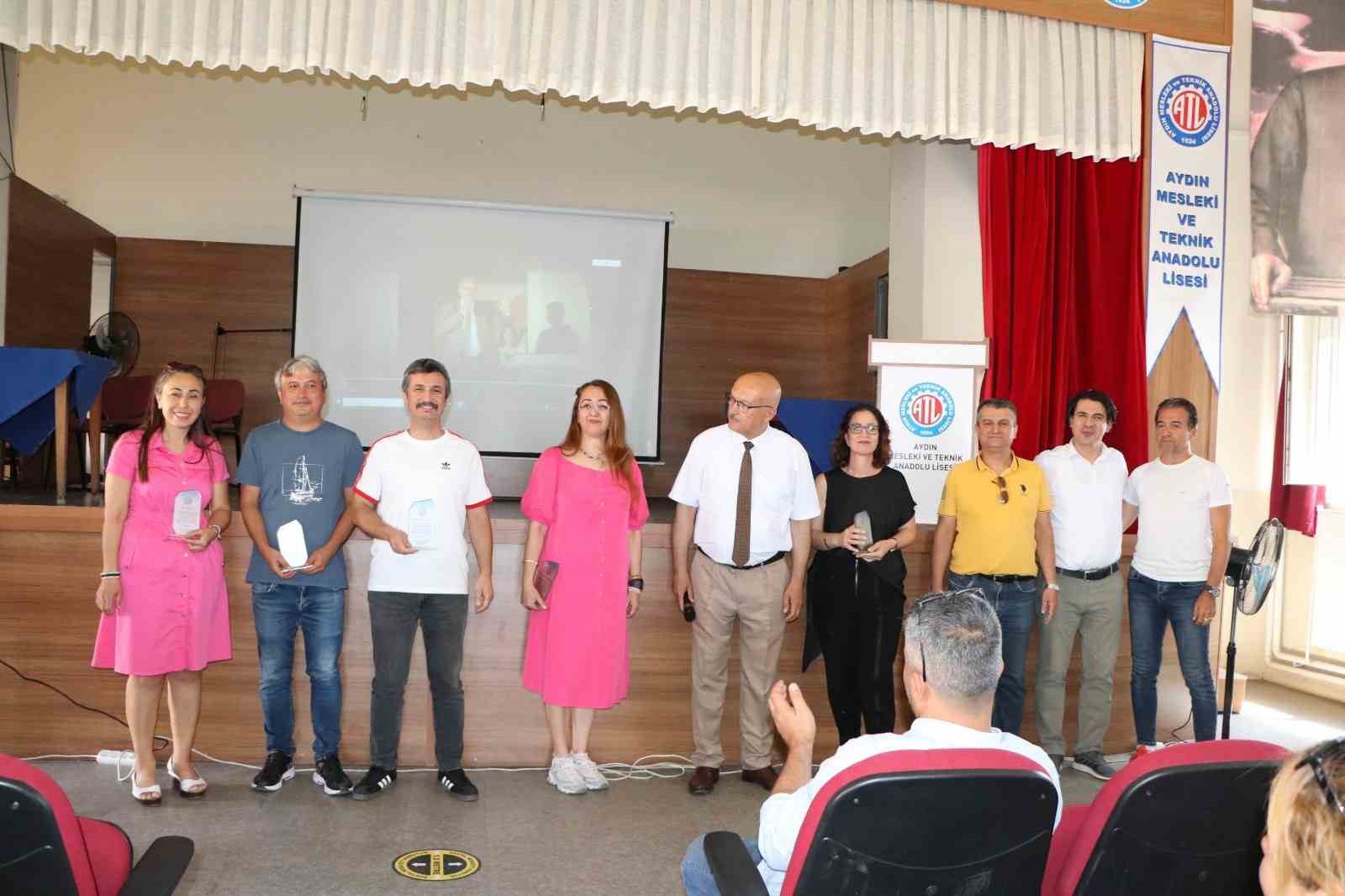 Yıl sonu toplantısında okuldan ayrılan öğretmenlere veda edildi