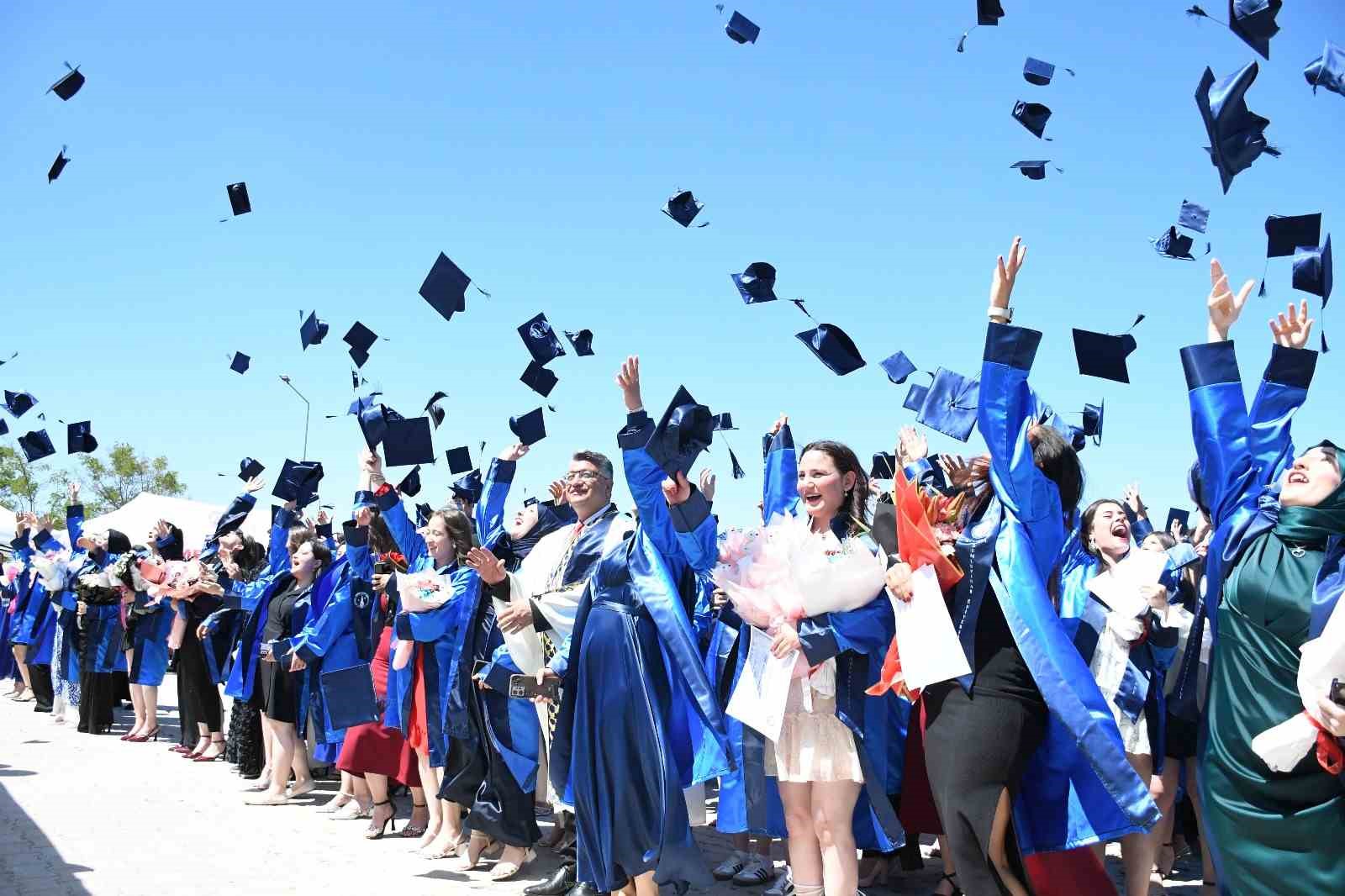 Emet MYO’da mezuniyet coşkusu