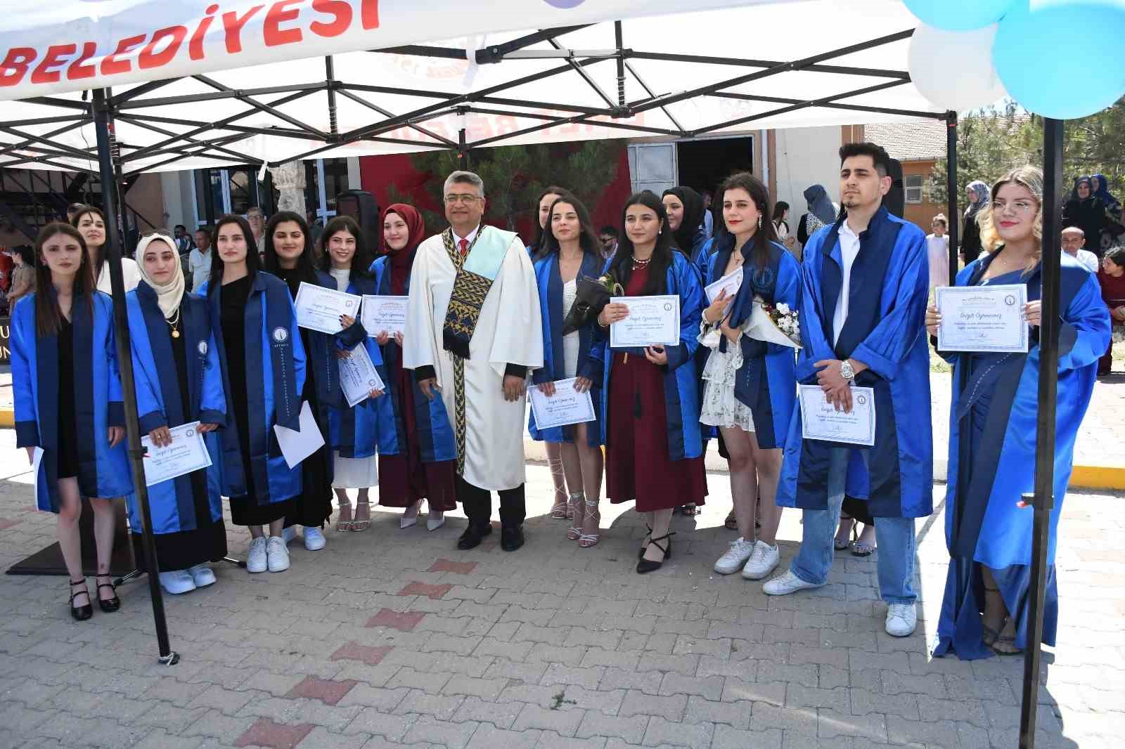 Emet MYO&rsquo;da mezuniyet coşkusu
