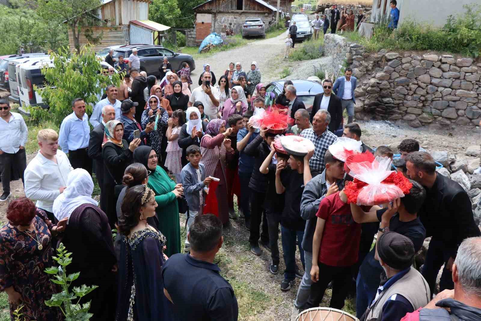 Köyde geleneksel düğün coşkusu