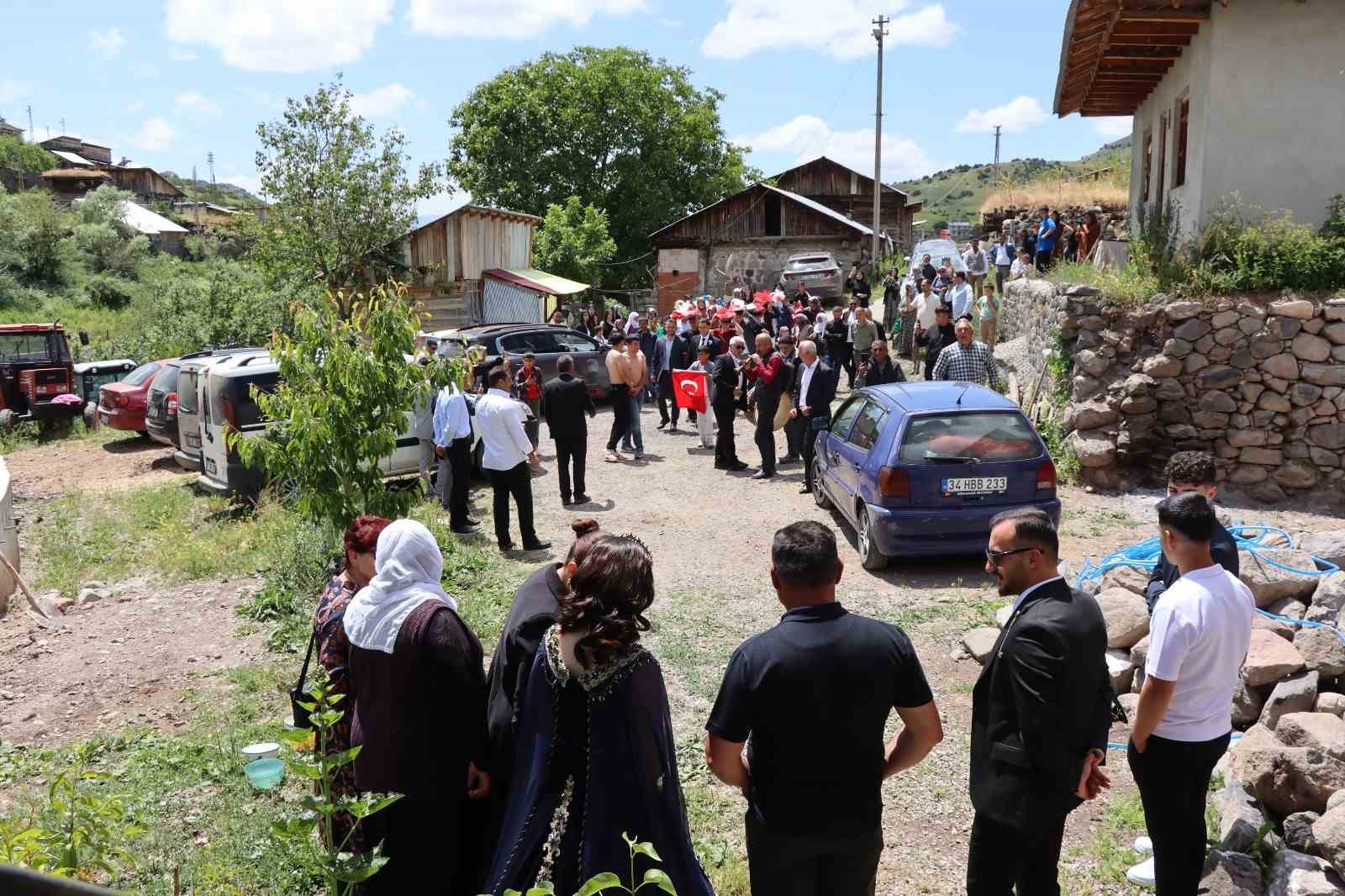 Köyde geleneksel düğün coşkusu
