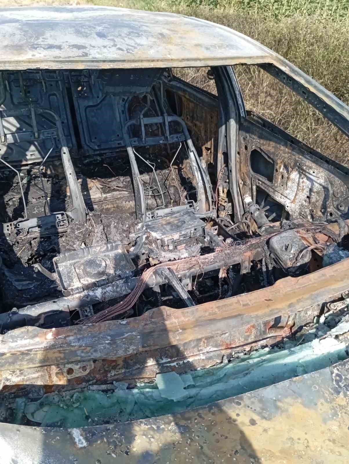 Tekirdağ&rsquo;da egzozdan &ccedil;ıkan kıvılcım otomobili k&uuml;le &ccedil;evirdi
