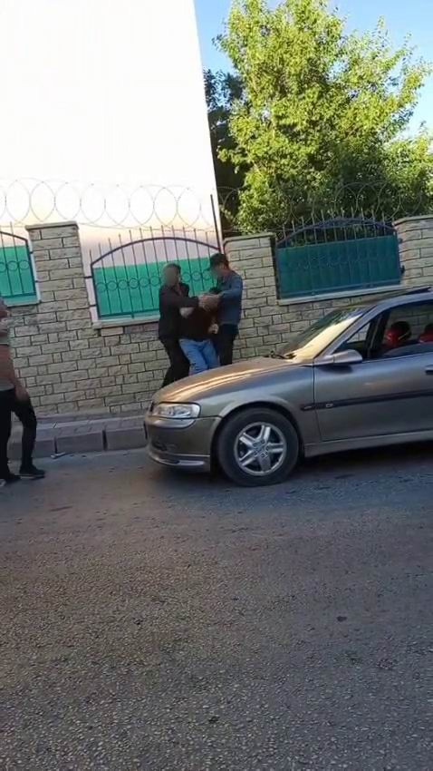 Elazığ’da baltalı-sopalı yol verme kavgası kamerada
