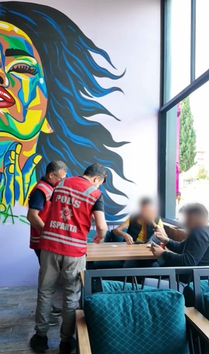 Isparta&rsquo;da okul &ccedil;evrelerinde denetim: 64 aranan şahıs yakalandı
