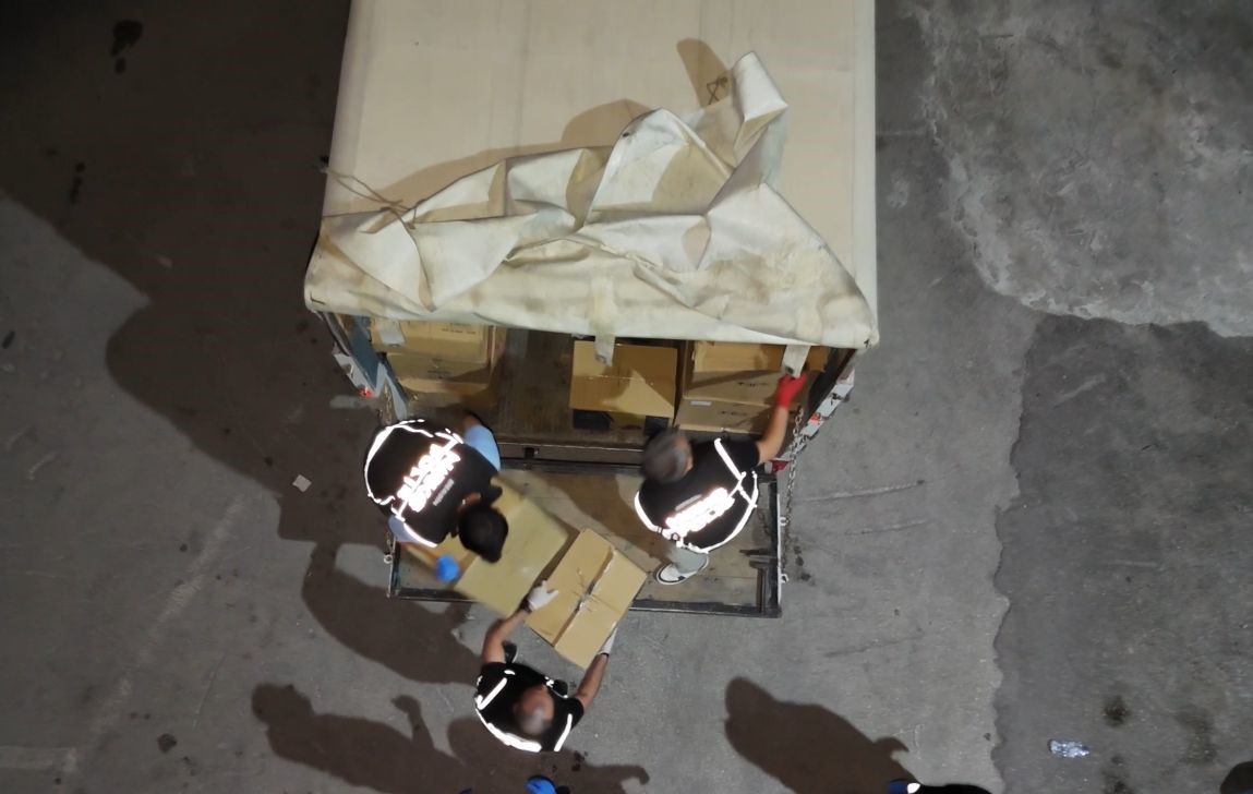 Dronla takip edilen kamyonette 332 bin adet sentetik ecza ele ge&ccedil;irildi
