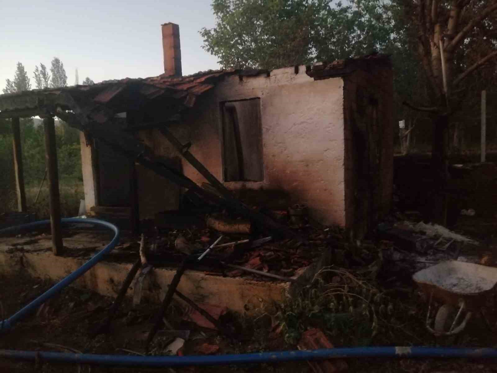 Şarkikaraağaç’ta bahçe evi yangında kullanılamaz hale geldi