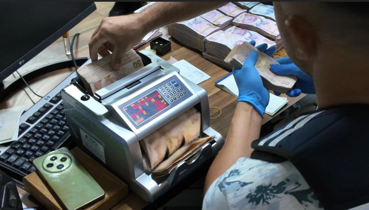 Kaçak sigara satarak 70 milyon TL gelir elde eden şahıslara jandarma operasyonu