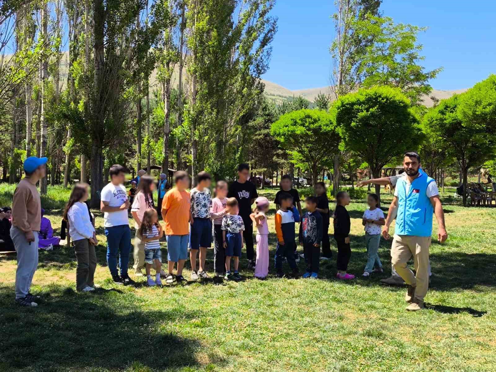 Bayburt&rsquo;ta yetim &ccedil;ocuklar ve ailelerine y&ouml;nelik piknik programı d&uuml;zenlendi
