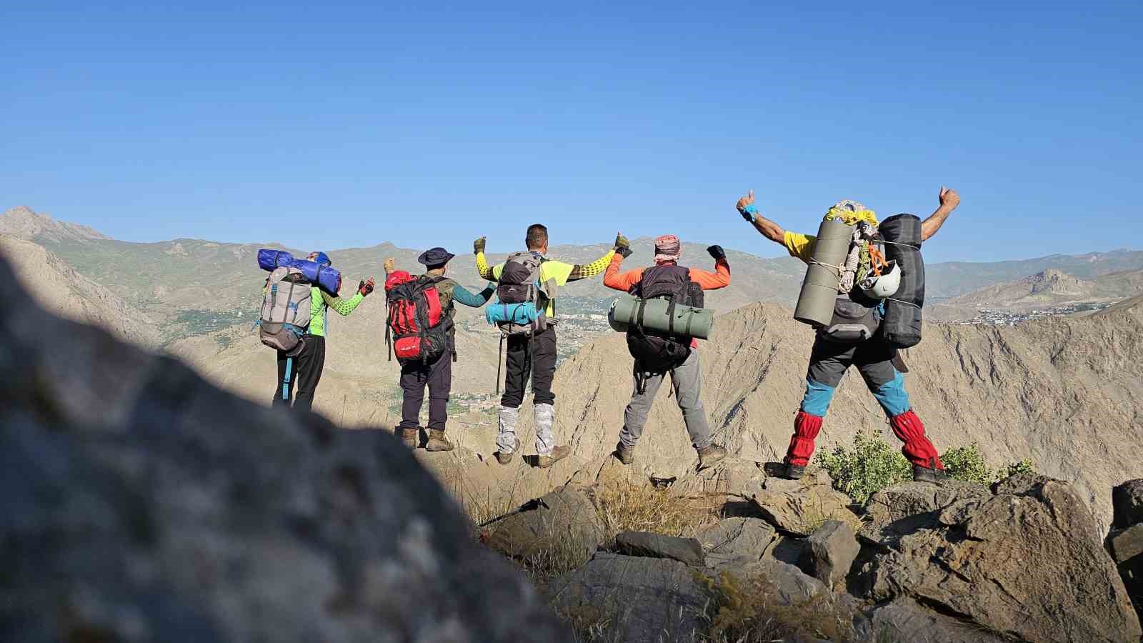 Hakkari&rsquo;de dağcılar ayı ve dağ ke&ccedil;isi g&ouml;r&uuml;nt&uuml;ledi
