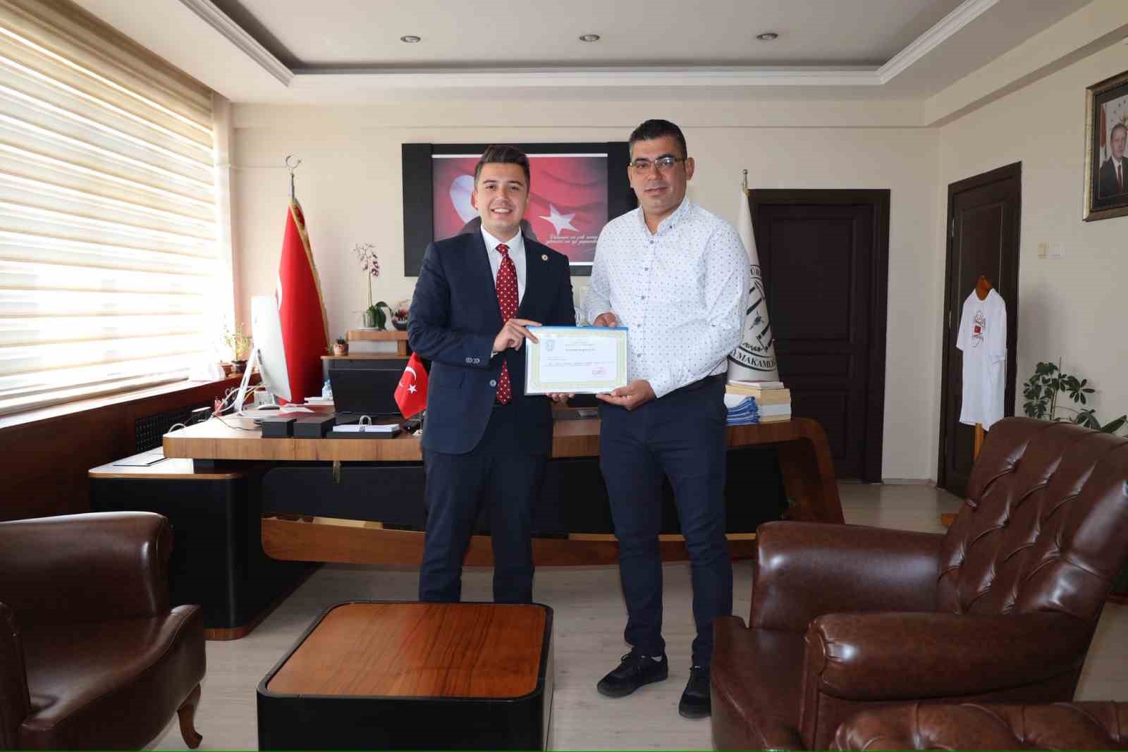 Kaymakam Gündoğdu’dan örnek muhtara teşekkür belgesi